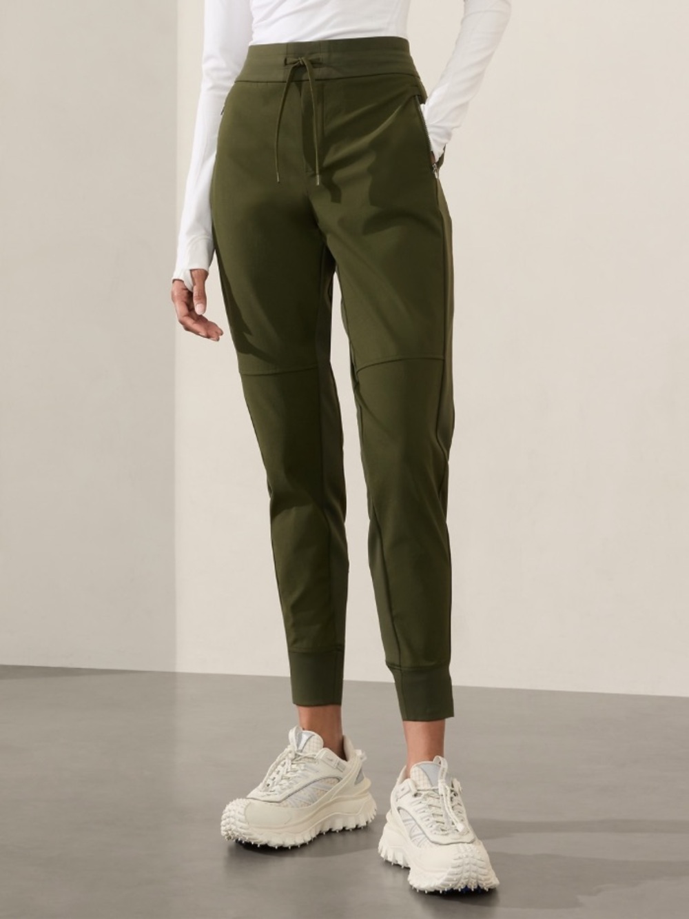 Athleta Headlands Hybrid Trek Jogger size 6